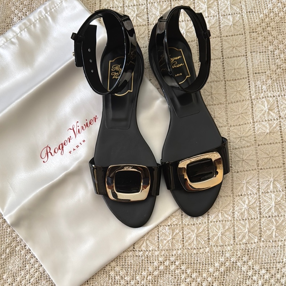Roger Vivier NIB Black and Gold Patent Leather Sandals with Elegant Design
